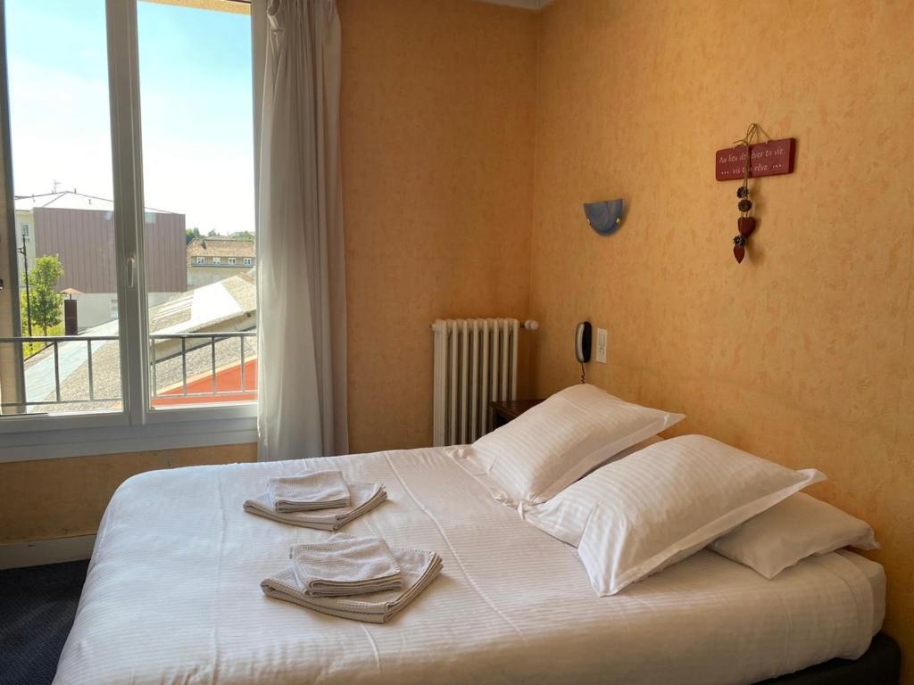 Hotel De La Poste Falaise  Buitenkant foto