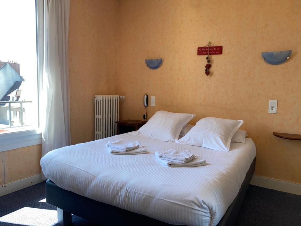 Hotel De La Poste Falaise  Buitenkant foto